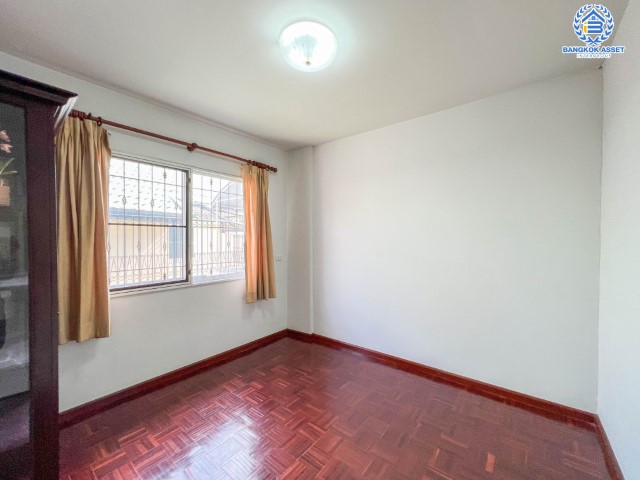 *****ทาวน์เฮ้าส์มือสองย่านนนทบุรี ม.ศุภาลัยวิลล์ รัตนาธิเบศร์ เนื้อที่มากถึง 21 ตร.ว. ฟังก์ชัน 3 ห้องนอน 2 ห้องน้ำ 1 ที่จอดรถ บ้านสภาพพร้อมอยู่ บนทำเลโซนเมือง เดินทางสะดวกเชื่อมต่อถ.รัตนาธิเบศร์ ถ.ติวานนท์ และสนามบินน้ำ เพียง 10 นาทีก็ถึงรถไฟฟ้าสายสีม่วง "สถานีศูนย์ราชการนนทบุรี" ใกล้ทางด่วน "งามวงศ์วาน"